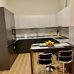 Modern Family-size With Private Veranda-5min To The * Tirana