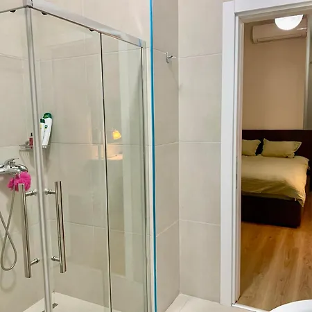 Modern Family-size With Private Veranda-5min To The * Tiran