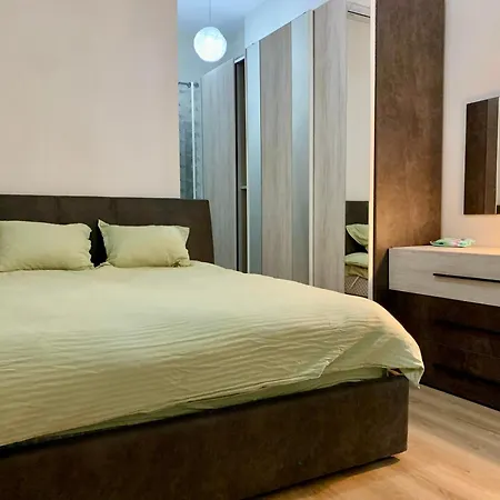 Modern Family-size With Private Veranda-5min To The Daire Tiran