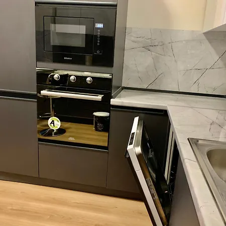 Modern Family-size With Private Veranda-5min To The Appartamento Tirana