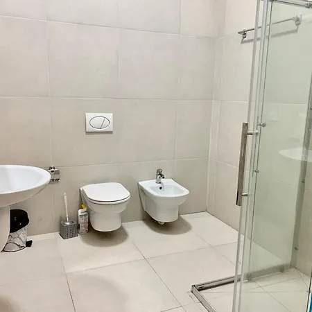 Modern Family-size With Private Veranda-5min To The * Tiran