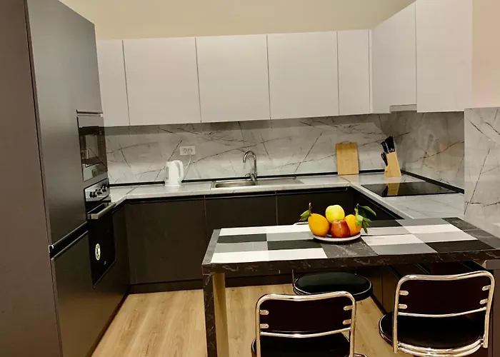 Modern Family-size With Private Veranda-5min To The * Tirana